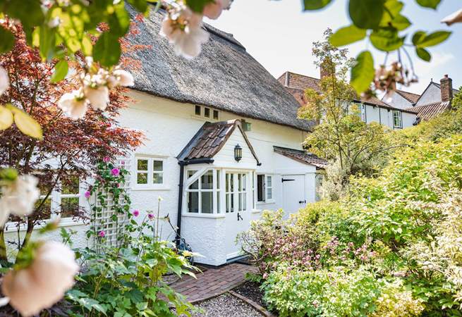 Such a pretty cottage!