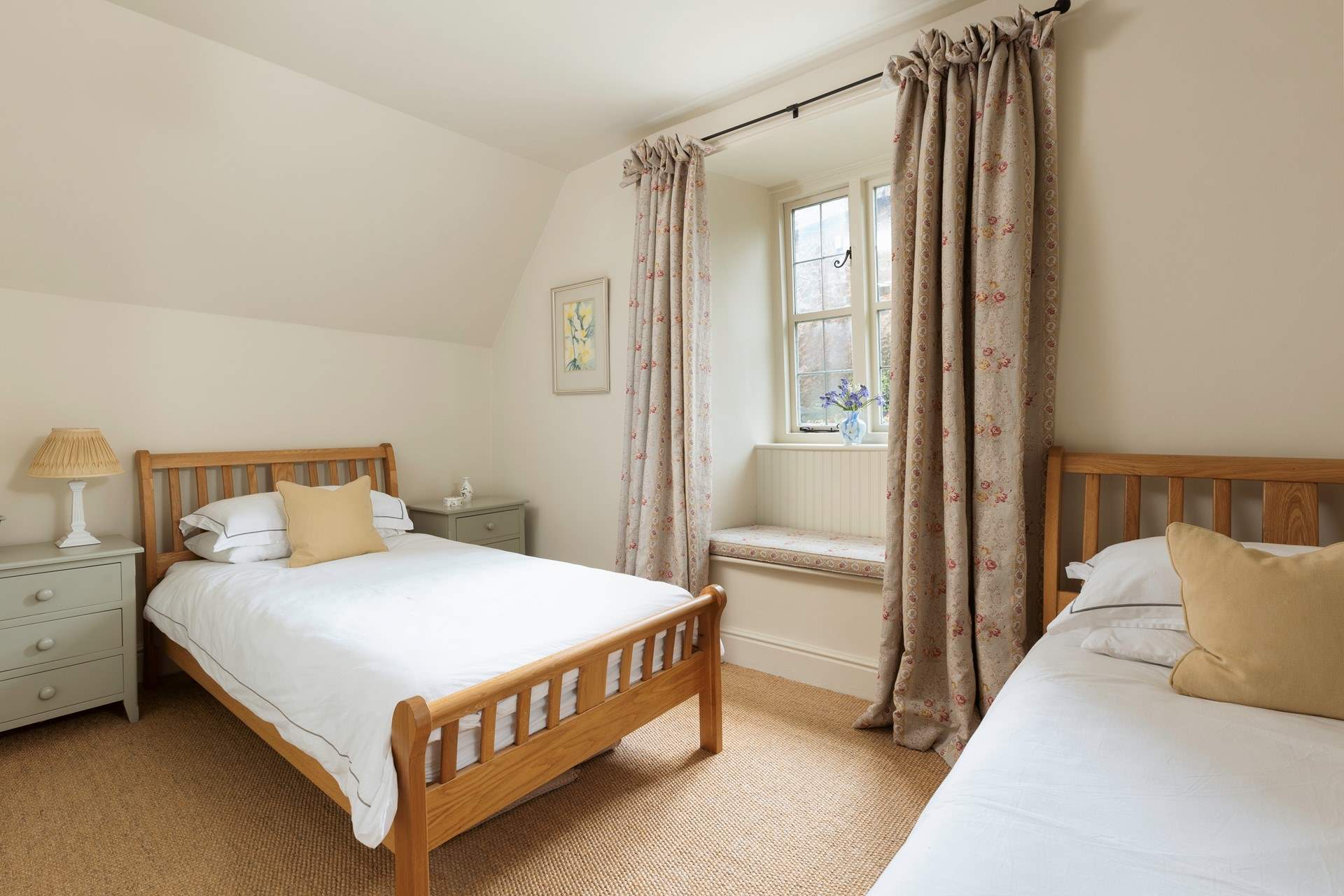 The twin bedroom invites you to totally relax.