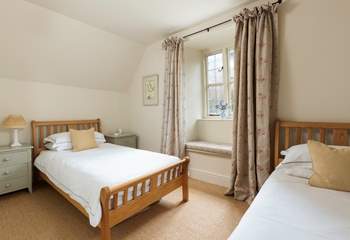 The twin bedroom invites you to totally relax.