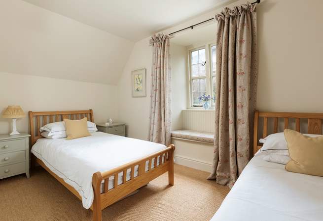 The twin bedroom invites you to totally relax.