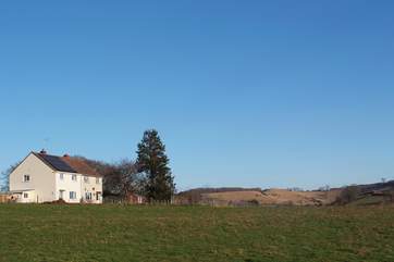 Meadowbank is one of a pair of farm cottages, in a stunning hilltop position, with a large enclosed garden and fabulous open views.