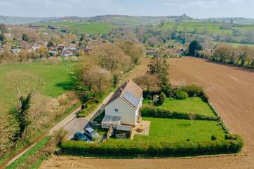 Meadowbank is one of a pair of farm cottages, in a stunning hilltop position, with a large enclosed garden and fabulous open views.