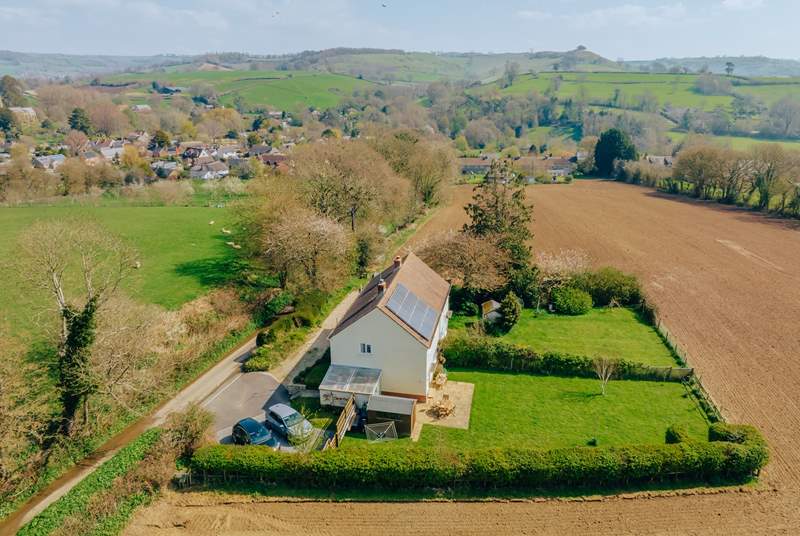 Meadowbank is one of a pair of farm cottages, in a stunning hilltop position, with a large enclosed garden and fabulous open views.