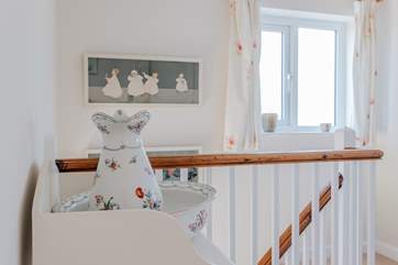 The cheerful country theme will make you feel very welcome in this cottage.