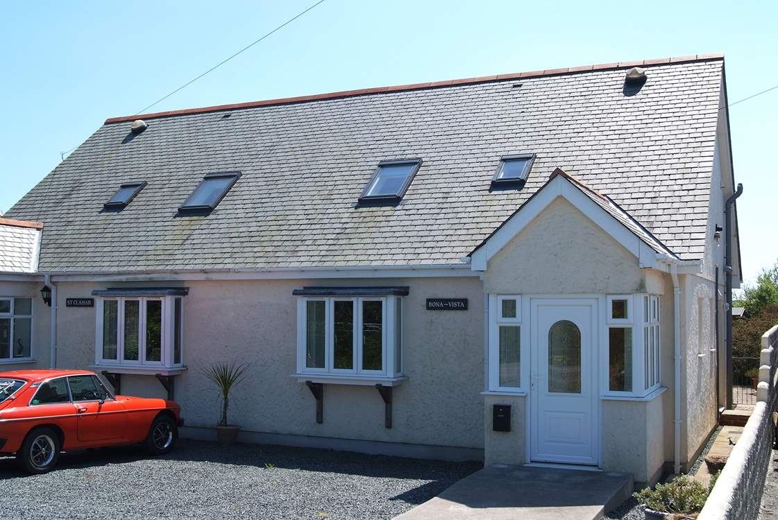 Bona-Vista is a modern semi-detached house at the edge of Ruan Minor village.