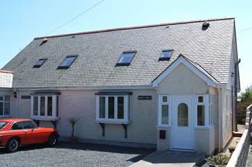 Bona-Vista is a modern semi-detached house at the edge of Ruan Minor village.