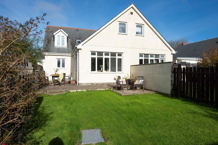 Bona-Vista is a 3 bedroom, dog friendly cottage near the beach in Cadgwith, Cornwall.