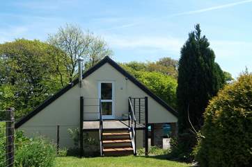 Little Largin has a deck-area outside the door, and a sheltered woodland garden.