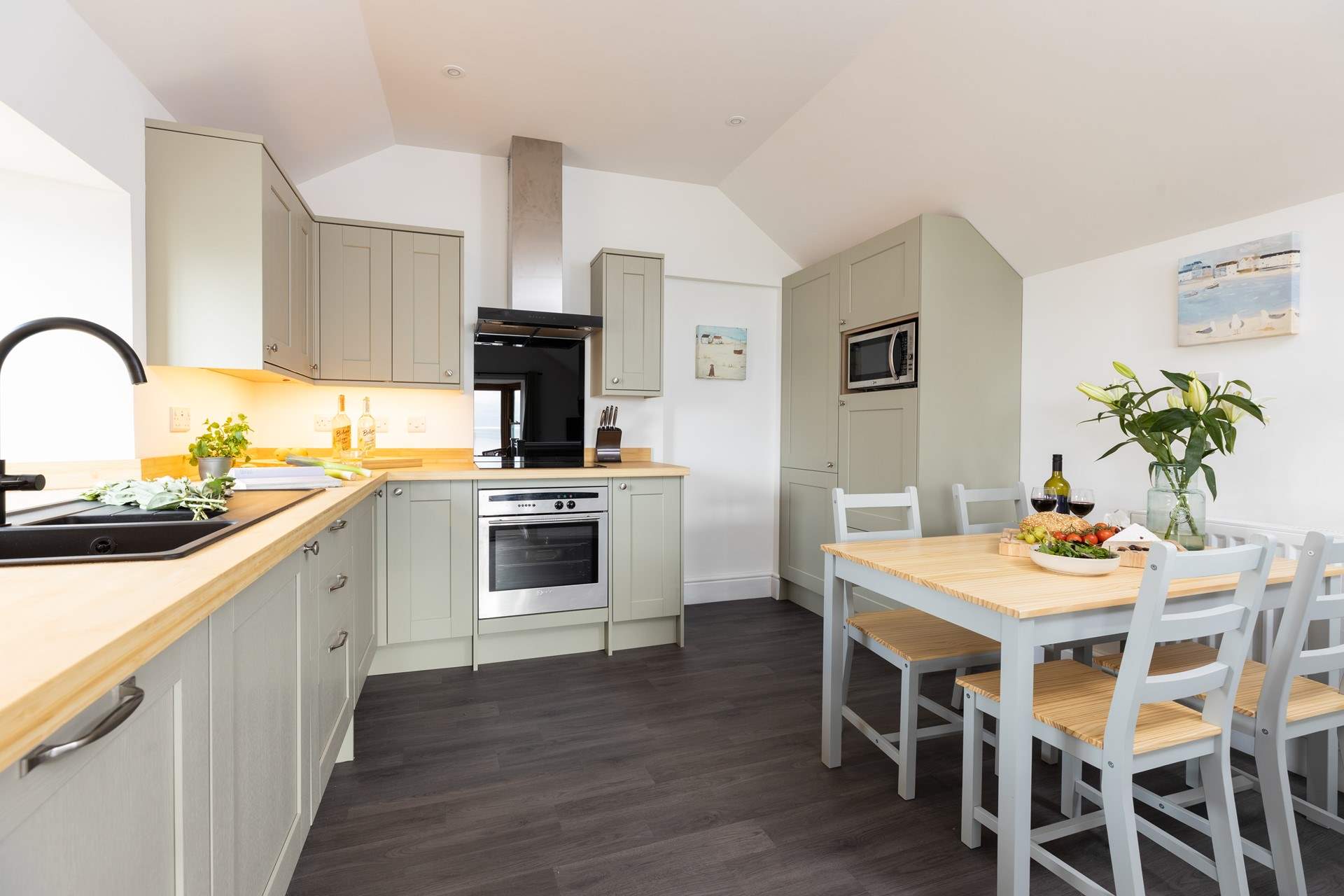 The kitchen/dining area is perfect for sociable dining.