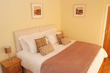 This double bed (6') can be changed into two single beds (Bedroom 2).