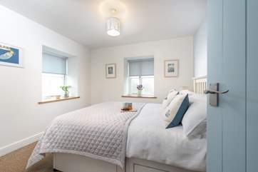 The pretty duel aspect bedroom.