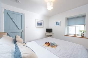 The pretty bedroom has a 4ft 6