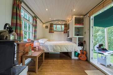 The cheerful interior with its little stove for atmospheric evenings - or lazy mornings in bed.