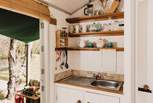 And the kitchen is well-equipped for your stay in nature. 