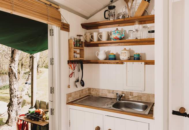 And the kitchen is well-equipped for your stay in nature. 