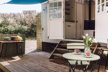 Dining alfresco never looked so good.