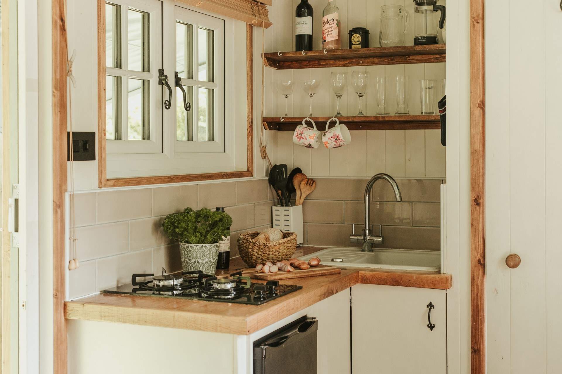 The quaint kitchen has everything you need for your stay in nature. 