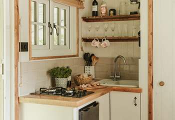 The quaint kitchen has everything you need for your stay in nature. 