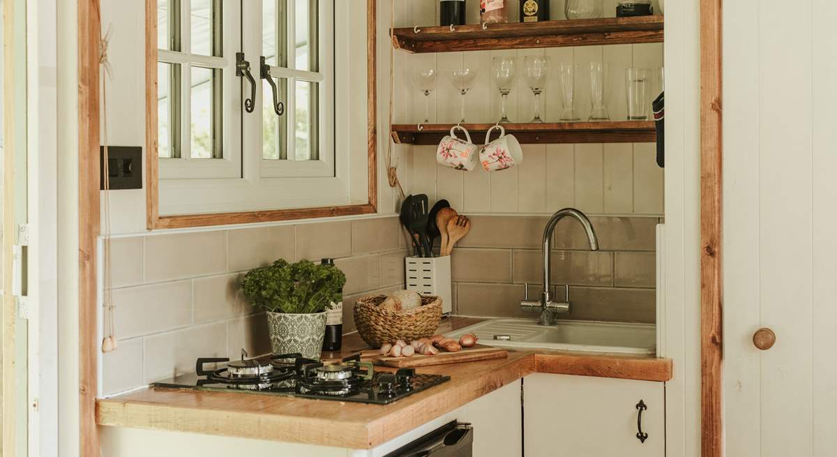 The quaint kitchen has everything you need for your stay in nature. 