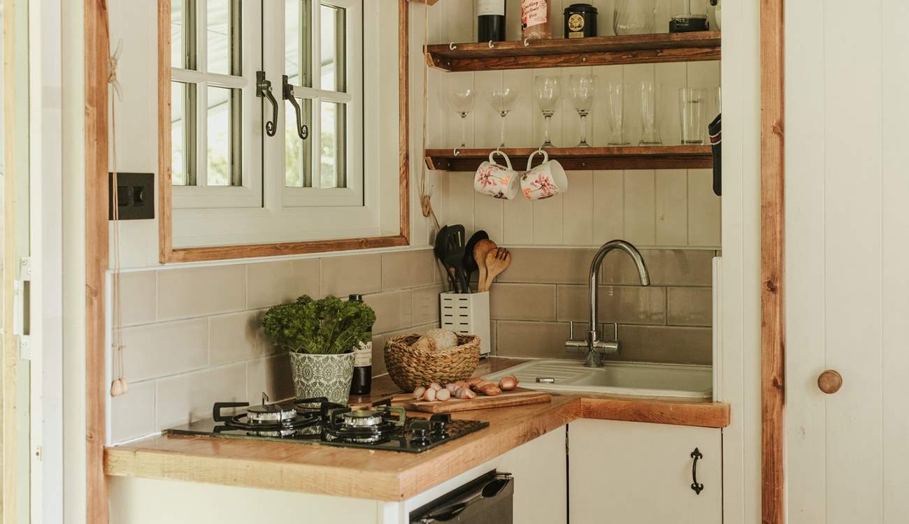 The quaint kitchen has everything you need for your stay in nature. 