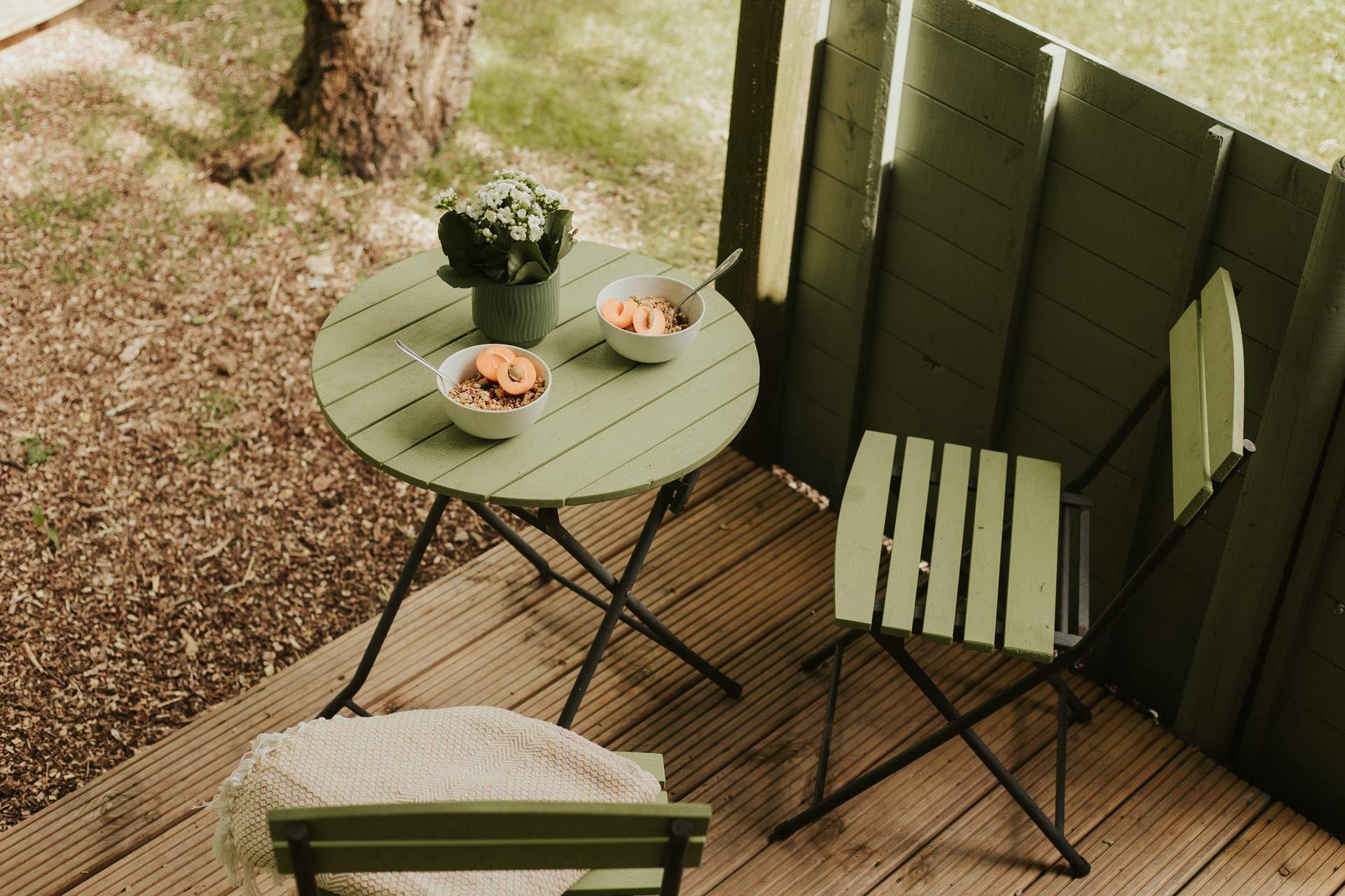 Mornings are better when breakfast is outside. 