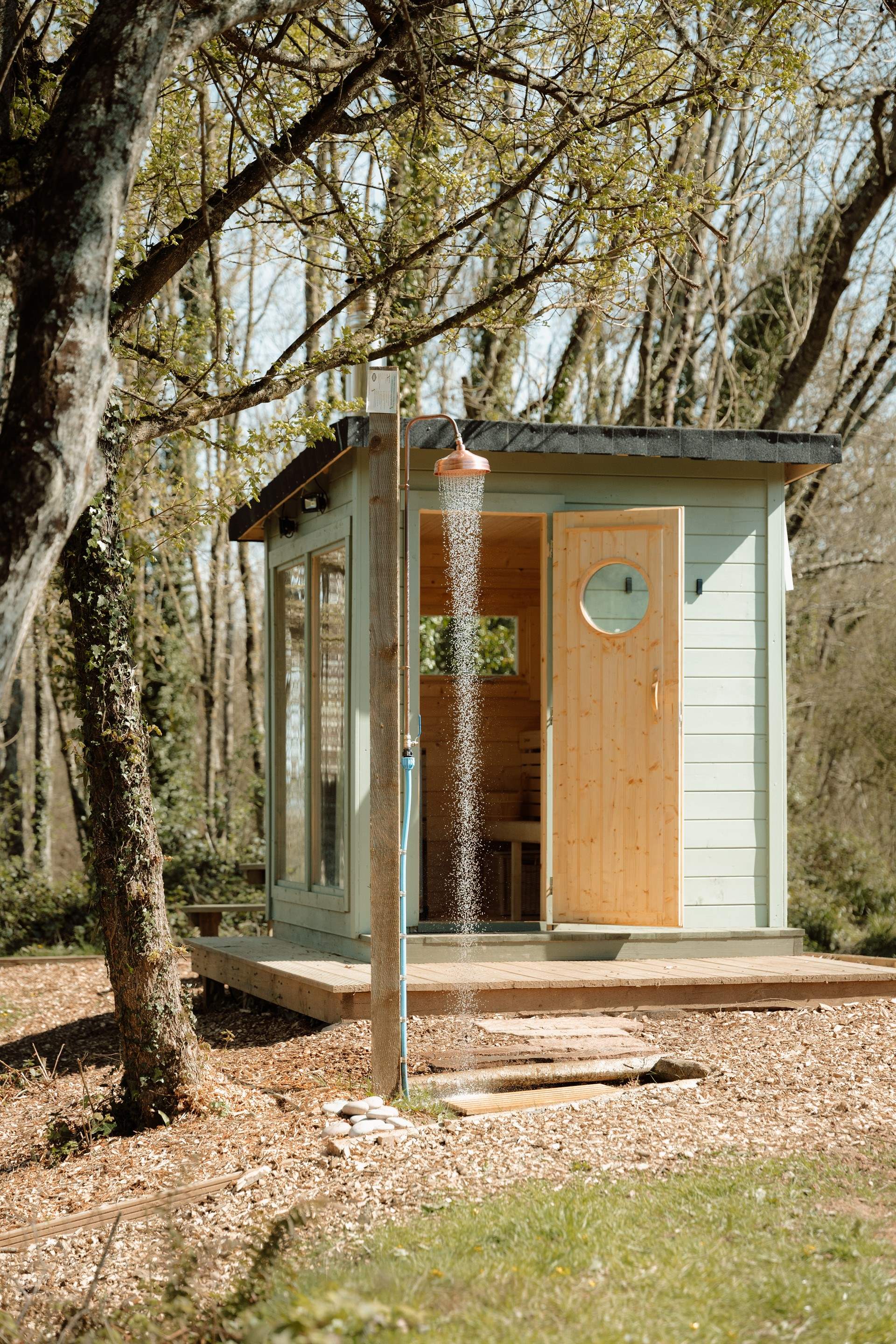 Rinse off under the rainfall shower, wrapped in nature. 