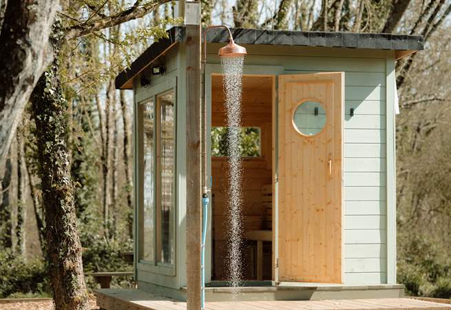 Rinse off under the rainfall shower, wrapped in nature. 