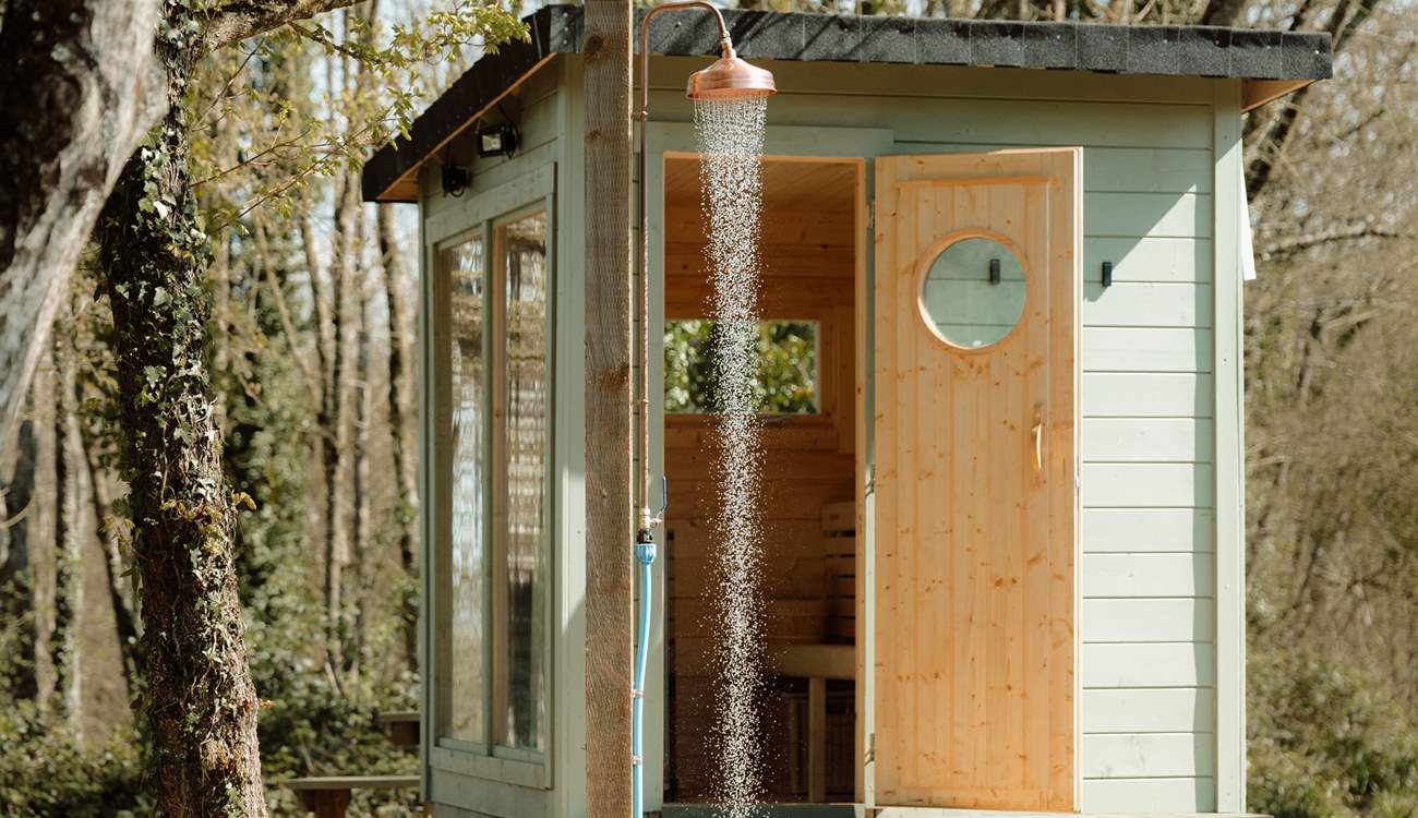 Rinse off under the rainfall shower, wrapped in nature. 