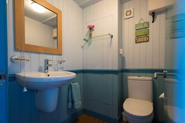 There is hot and cold water in the en suite cloakroom.