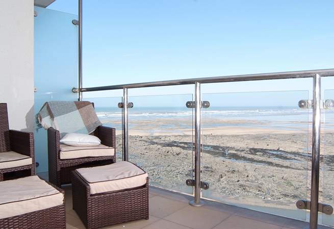 Welcome to Neptune!
There is lovely balcony furniture with comfortable cushions - put your feet up and listen to the sound of the sea.