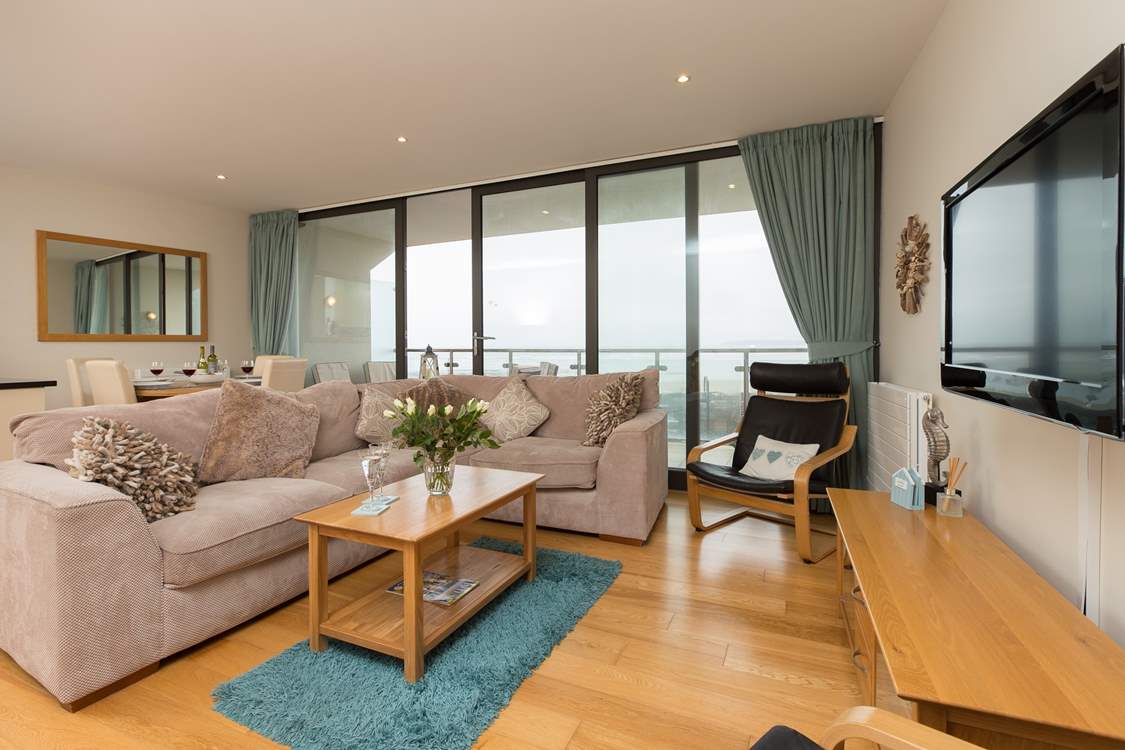 This lovely apartment has a large open plan living/dining/kitchen-area with a full width, sea facing balcony.