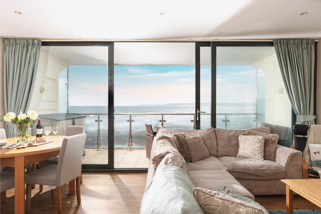 This lovely apartment has a large open plan living/dining/kitchen-area with a full width, sea facing balcony.