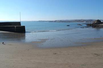 Most of the harbours have lovely stetches of sand at low tide. This is Polkerris.