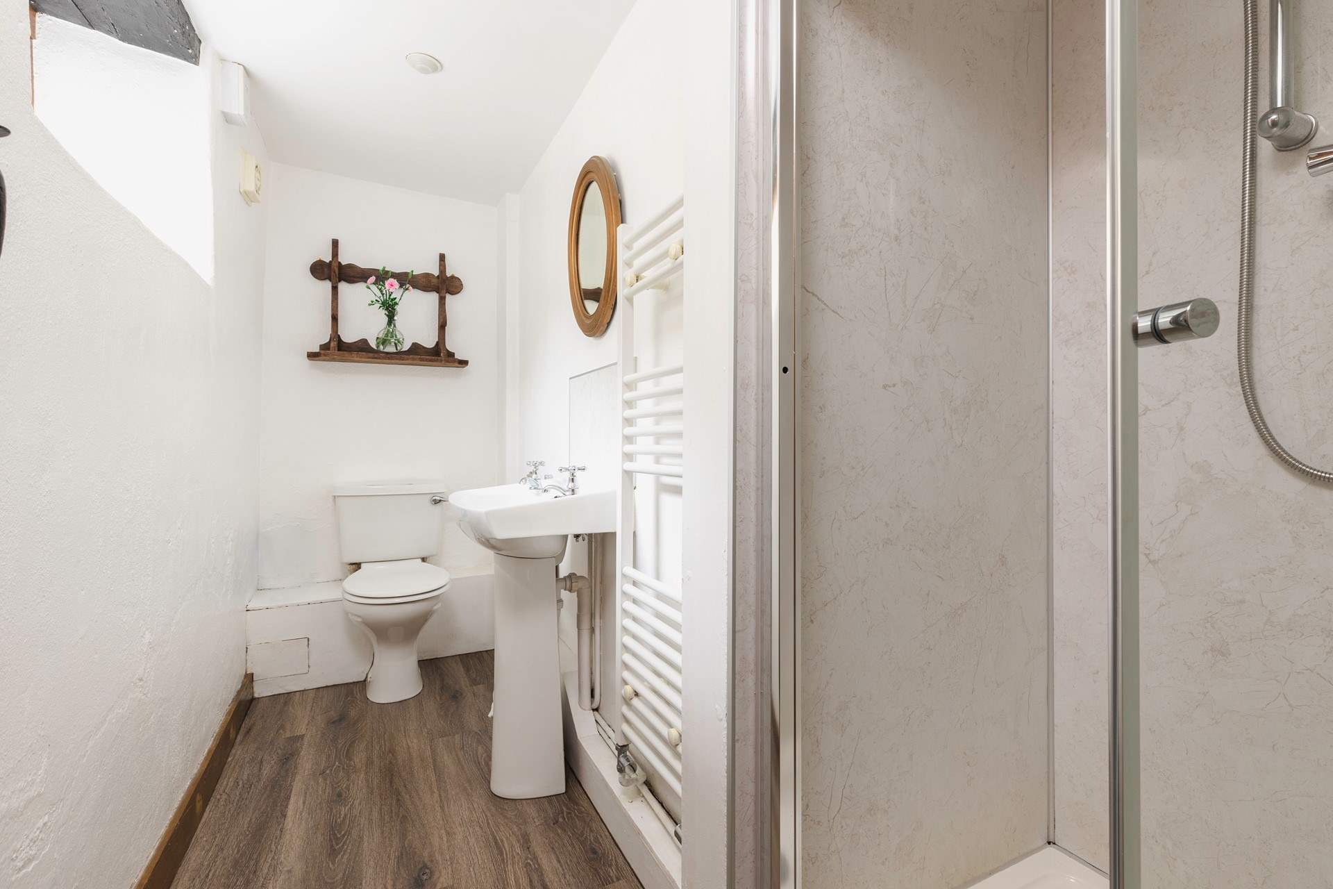 The en suite shower-room.