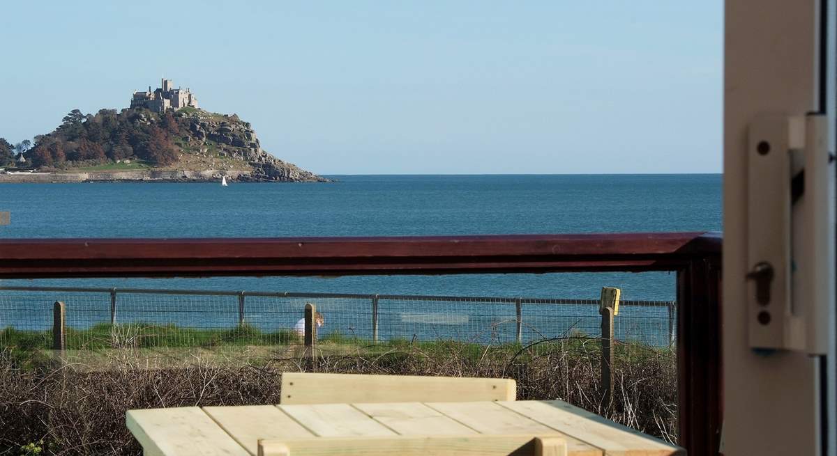 There are two tables on the balcony, the ideal place to watch the sun rise in the morning and set in the evening.