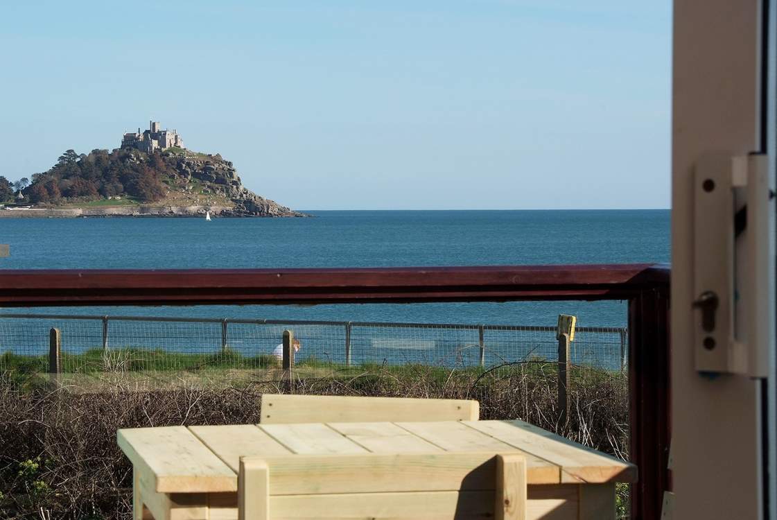 There are two tables on the balcony, the ideal place to watch the sun rise in the morning and set in the evening.