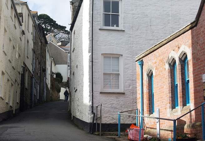 The Salt Store (white cottage) is found in the narrow streets of Fowey, just a couple of minutes from the harbour front.