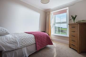 The pretty single bedroom.
