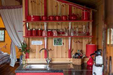 The kitchen-area with hot and cold water, a kettle, a toaster and a fridge with small freezer!