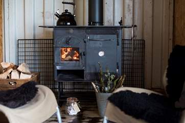 Light the fire, put the kettle on and enjoy the peace and tranquillity of this fabulous setting.