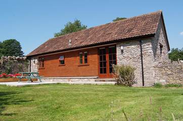This lovely detached single-storey cottage is in a private location with level gardens and a sheltered patio.