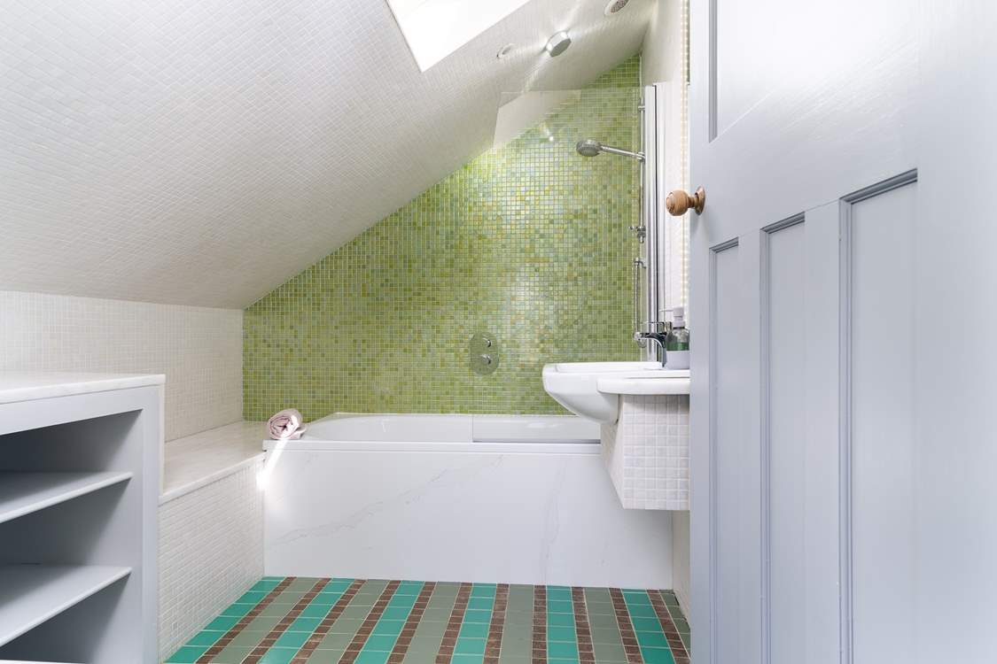 The double bedroom en suite with an overhead shower.