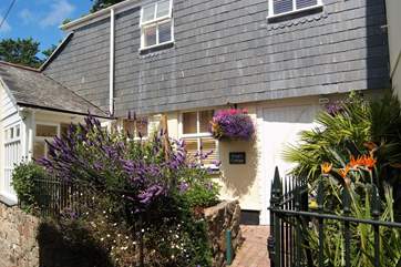The cottage is set up a quiet pedestrian lane in the centre of Penzance, close to Morrab Gardens.