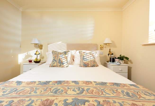 The double bedroom has a comfortable 5' bed with Vi-Spring mattress.