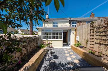 Welcome to Little Rose Cottage. This cute cottage is end of terrace, and is completely private from its next door neighbour. It is located on a road (30mph) in the heart of the village, so the shop and pub are not far away.