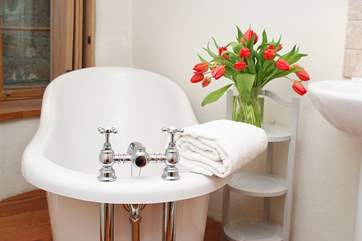 The gorgeous slipper bath.