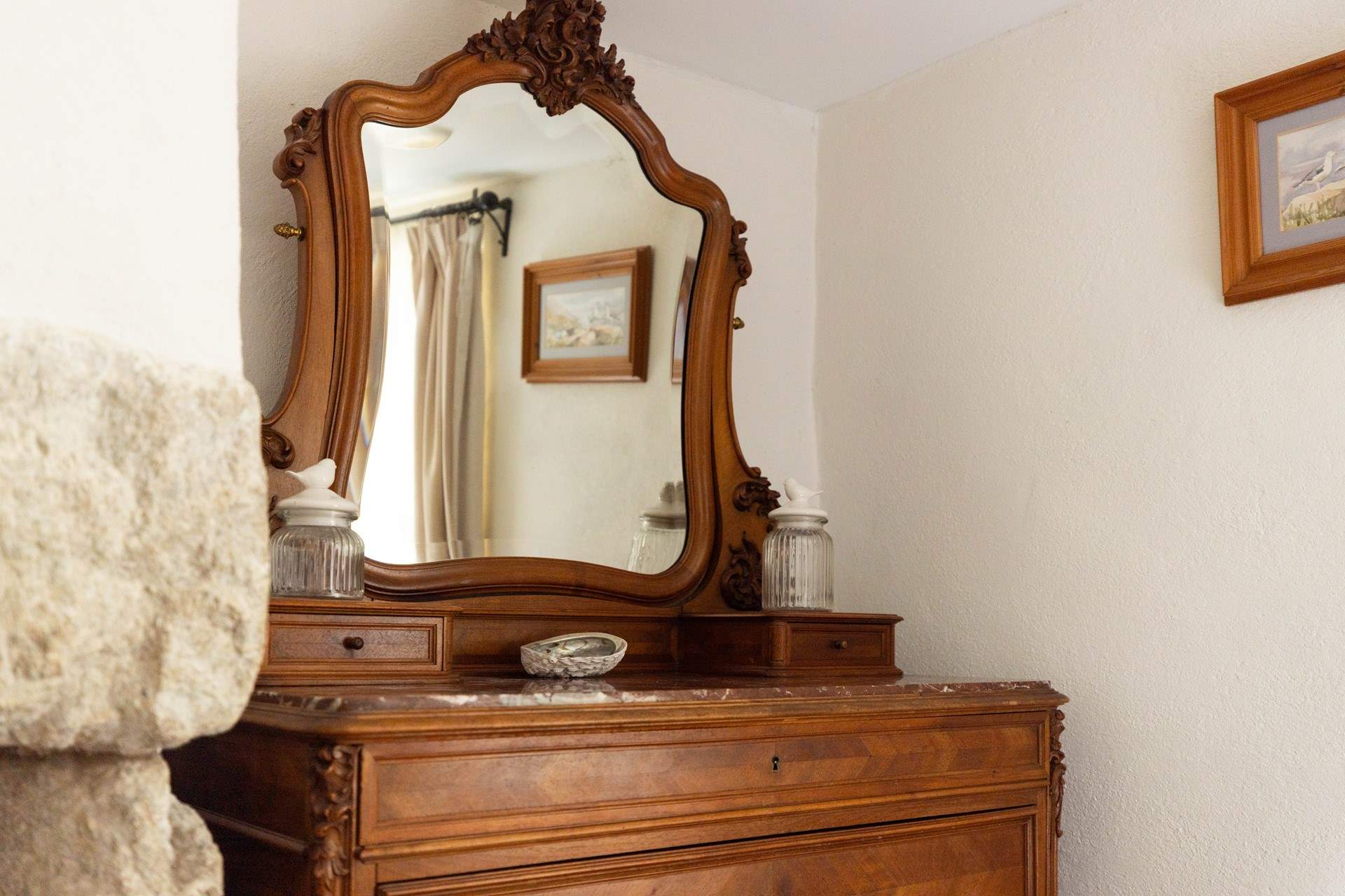 Beautiful furniture throughout.