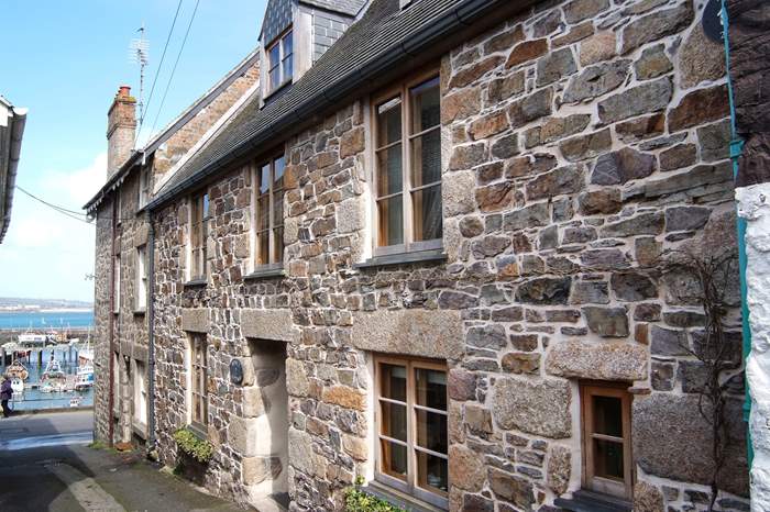 Rubble Cottage is a 3 bedroom holiday cottage near the beach in Mousehole, West Cornwall.