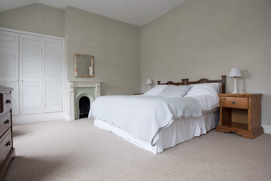 The principal bedroom has a lovely comfy 6' bed.