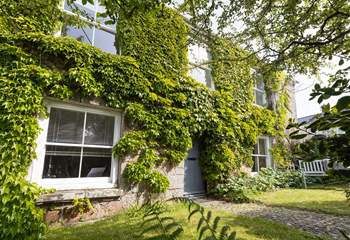 This gorgeous property has both front and back gardens for you to enjoy.